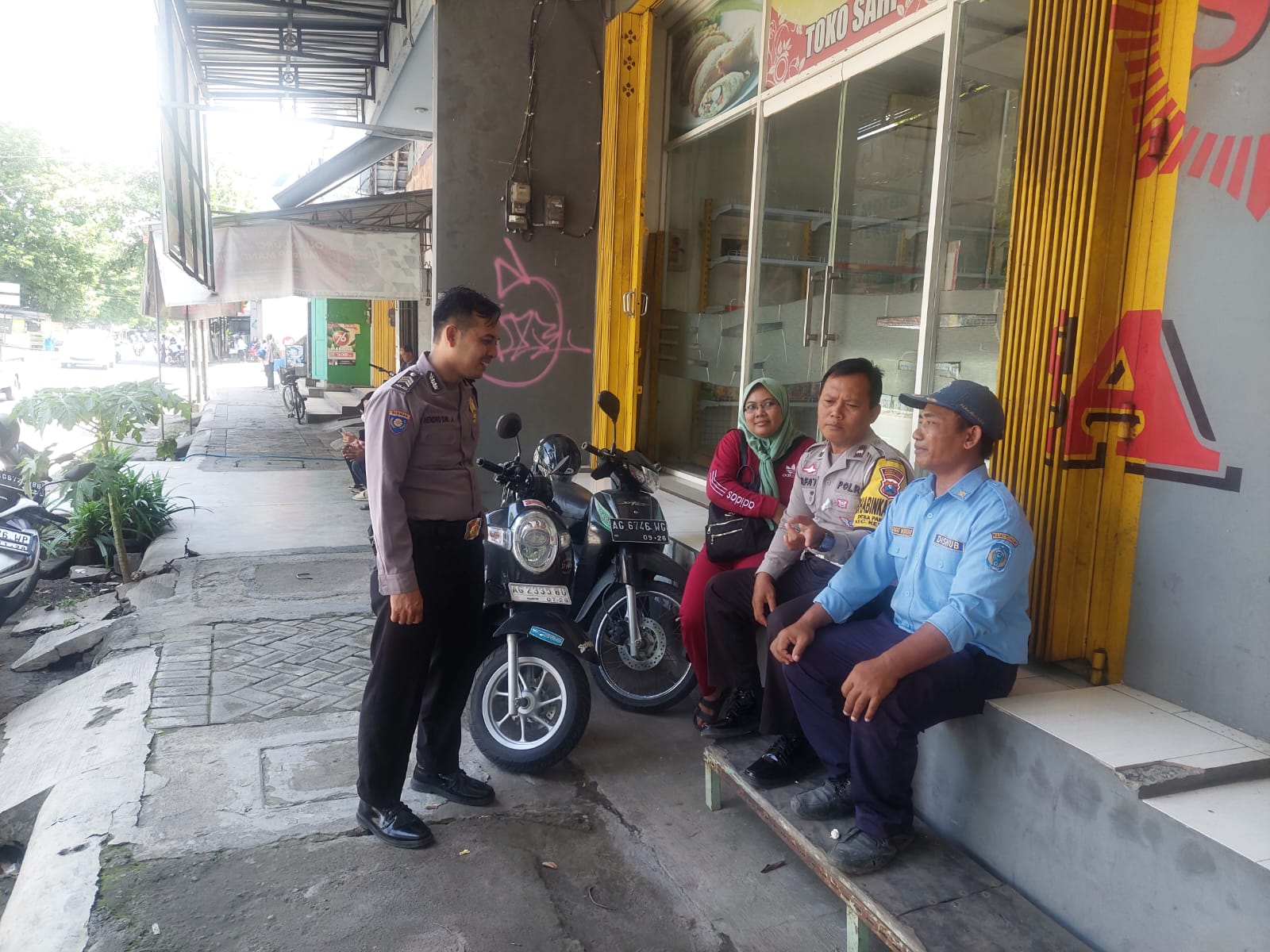 Antisipasi Curanmor Anggota Polsek Kertosono Berikan Imbauan Kamtibmas saat Patroli Pertokoan