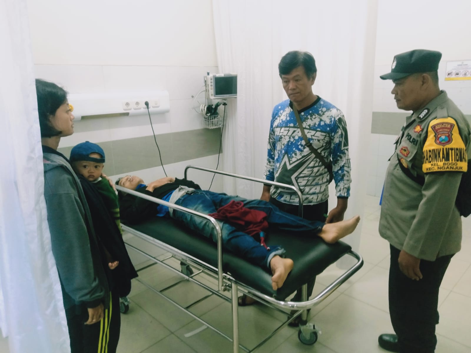 Anggota Polsek Nganjuk Kota Sigap Bantu Evakuasi Korban Laka Lantas