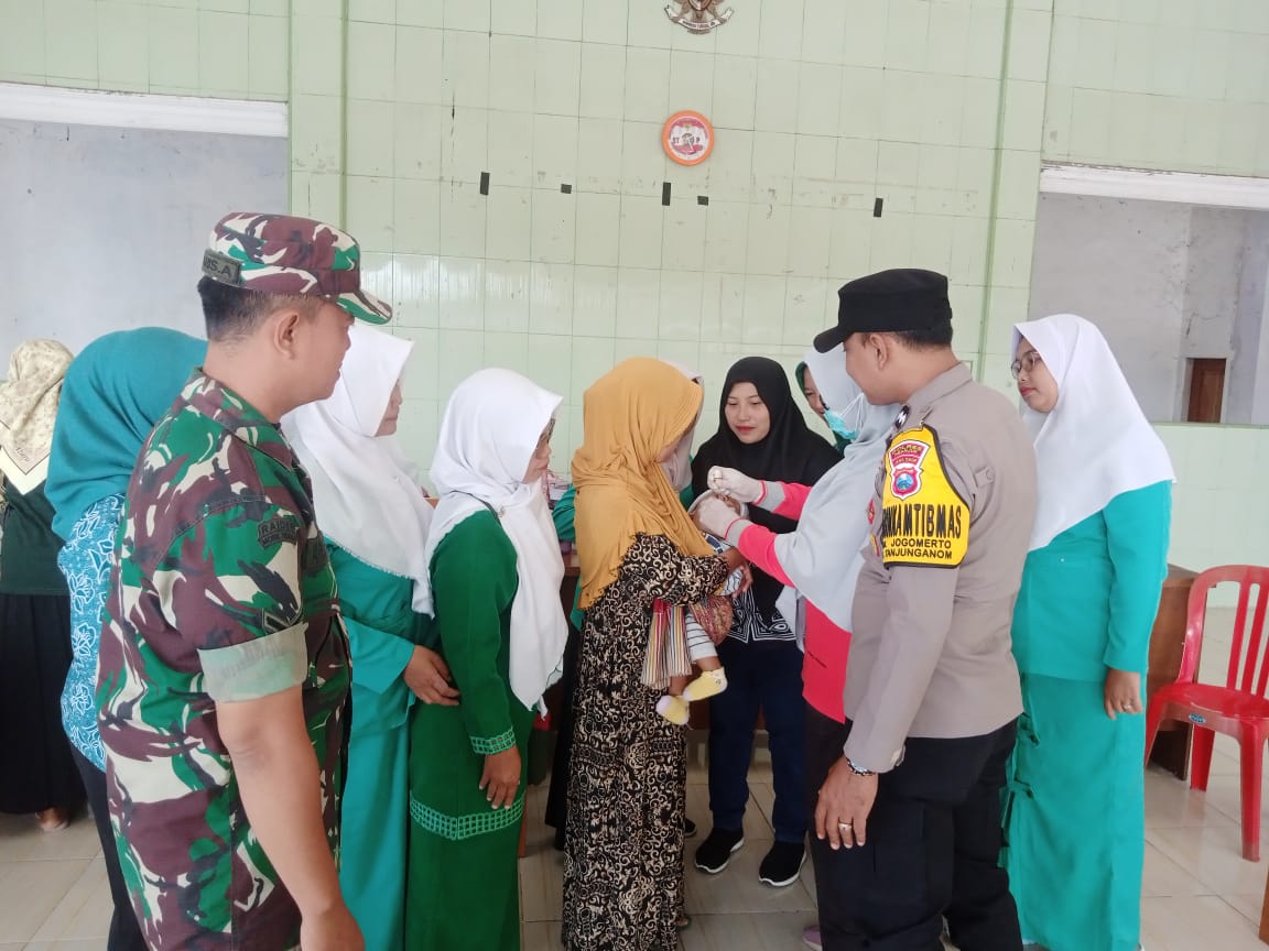 Bhabinkamtibmas Polsek Warujayeng Turut Sukseskan PIN Polio di Desa Binaan