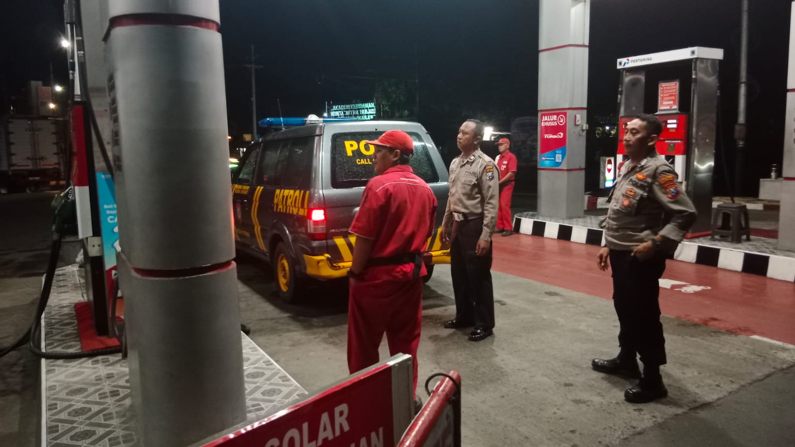 Cek Stok BBM, Patroli Samapta Sampaikan Himbauan Kamtibmas