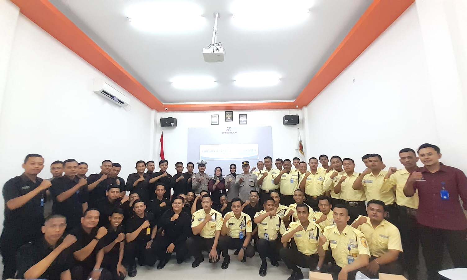 Kanit Binmas Polsek Warujayeng Beri Pembekalan Dan Pelatihan SATPAM