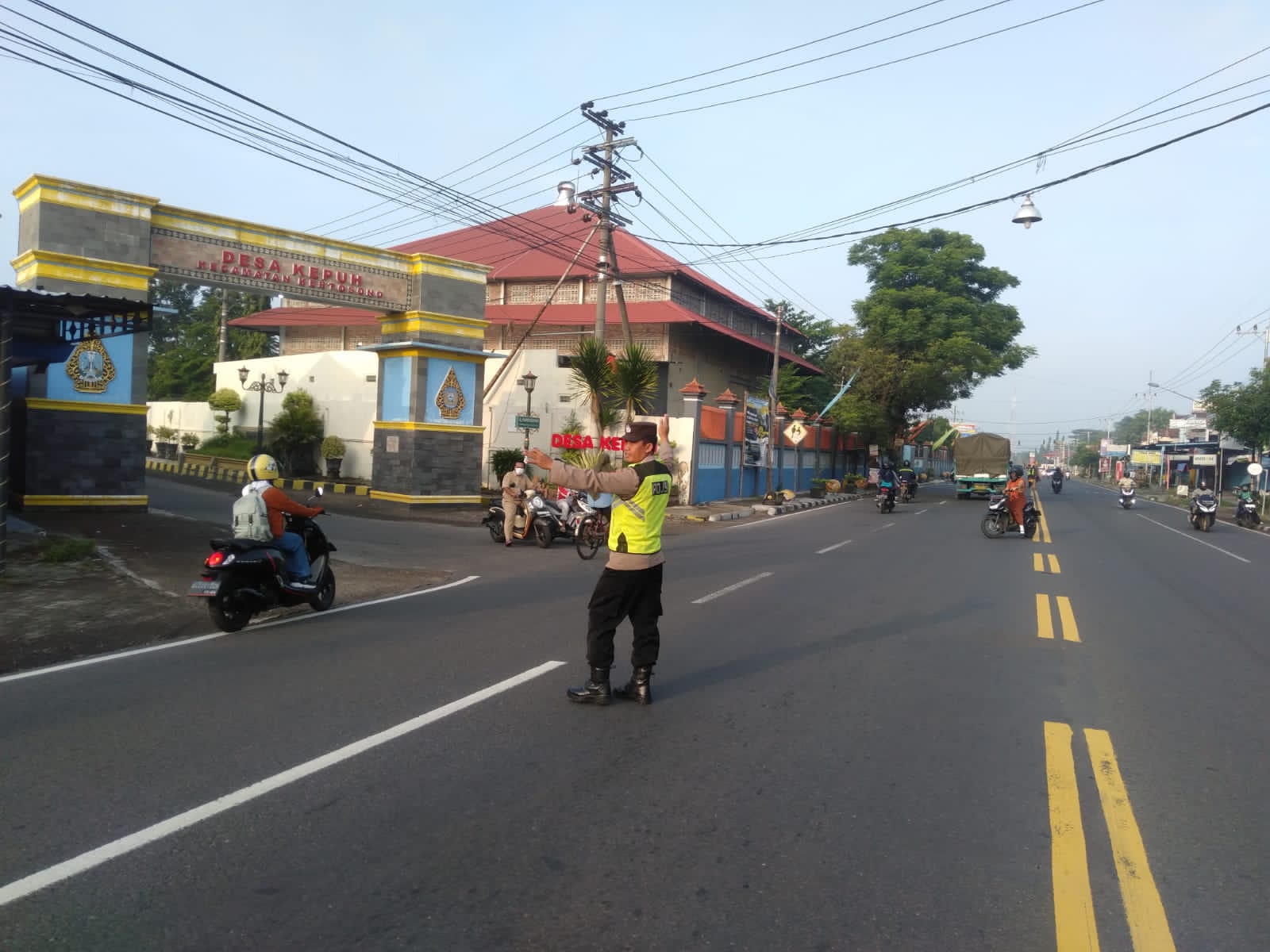 Giat Gaktur Pagi Polsek Kertosono Bantu Penyeberangan Masyarakat