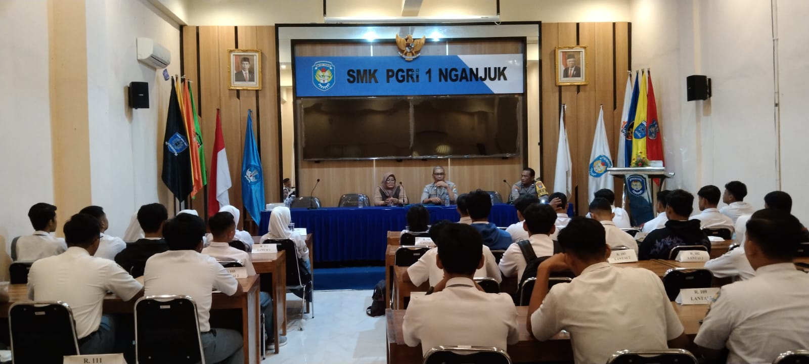 Unit Binmas Polsek Nganjuk Kota Sosialisasikan Penerimaan Anggota Polri di SMK PGRI 1 Nganjuk