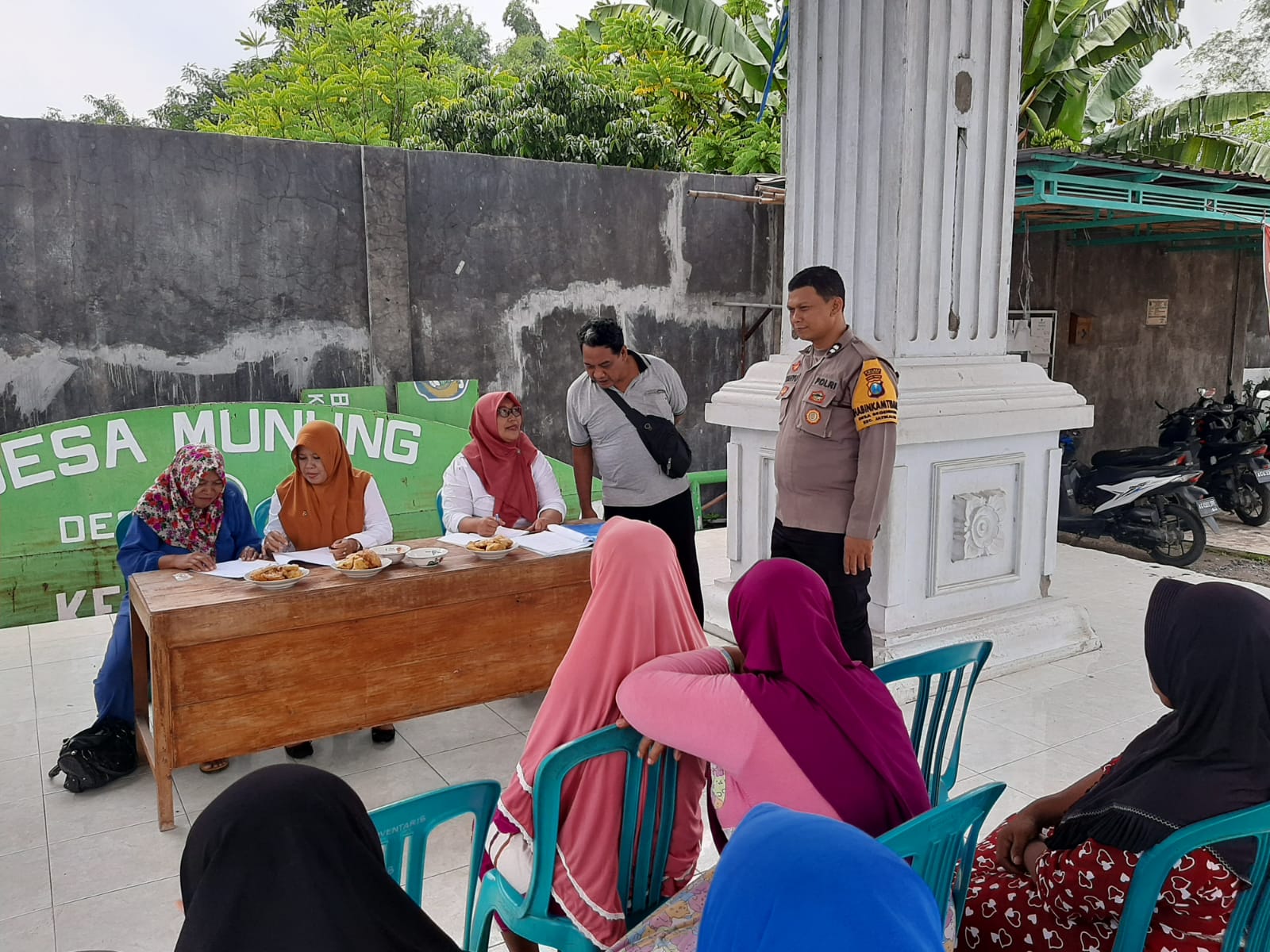 Sambangi Kantor Desa, Bhabinkamtibmas Ajak Perangkat Desa Munung Jaga Kamtibmas