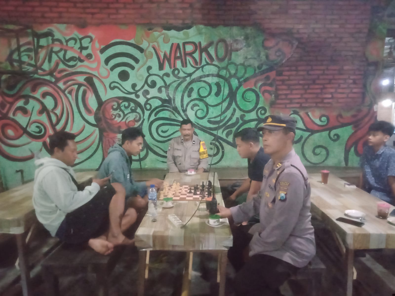 Pasca Pemilu, Patroli Polsek Warujayeng Himbau Masyarakat Tetap Jaga Persatuan