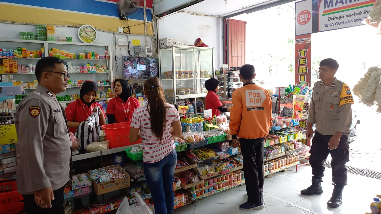 Polsek Jatikalen Patroli Dialogis Kepada Warga di Minimarket Antisipasi Gangguan Kamtibmas