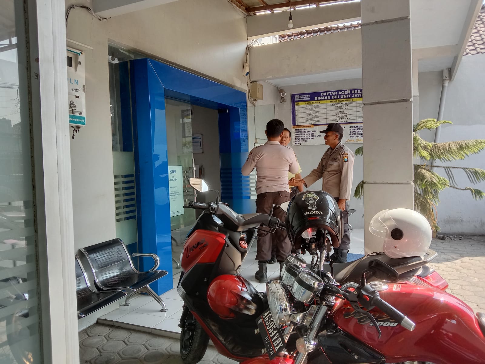 Anggota Polsek Jatikalen Laksanakan Patroli di Bank BRI