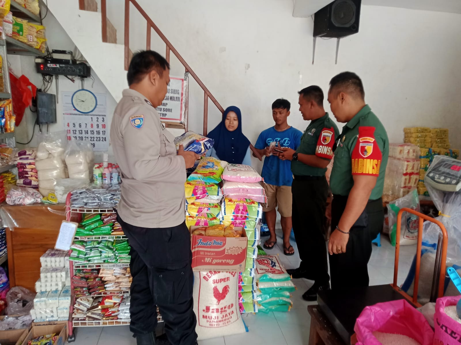 Antisipasi Kenaikan Harga Sembako Bhabinkamtibmas Desa Pelem dan Babinsa Bersinergi Cek Harga Beras