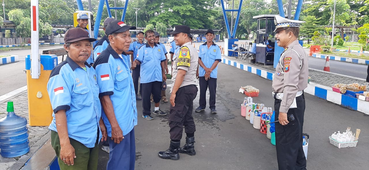 Patroli Objek Vital Polsek Nganjuk Kota Berikan Himbauan Kamtibmas Kepada Komunitas Asongan Terminal