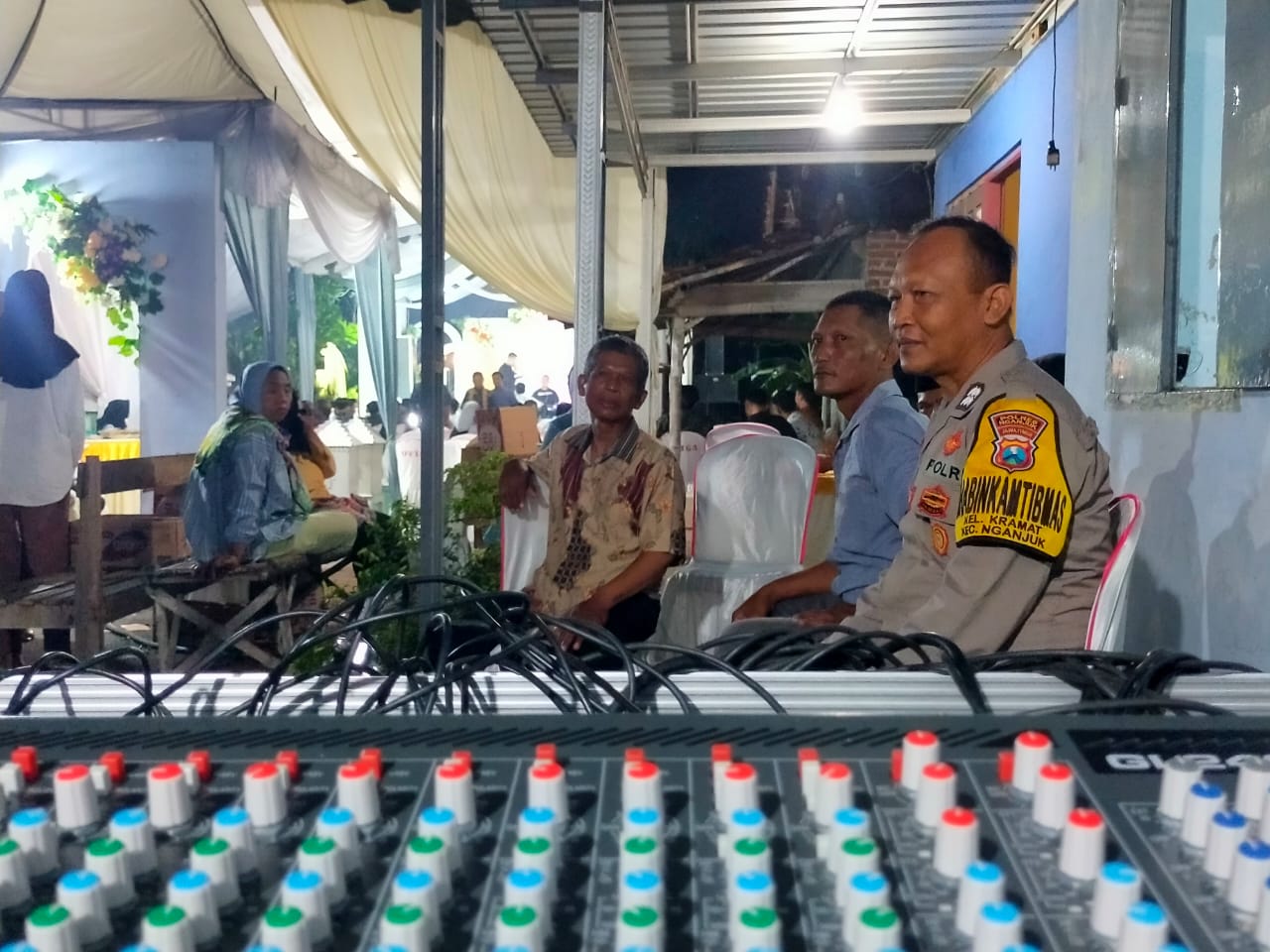 Pengamanan Elektone  Dalam Rangka Hajatan Warga Binaannya, Ini Pesan Bhabinkamtibmas Polsek Nganjuk Kota