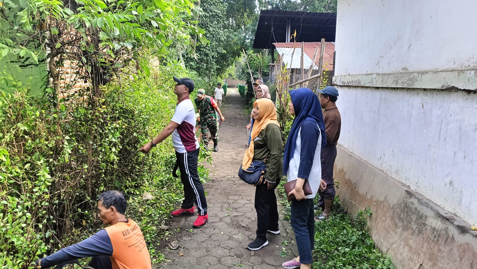 Peduli Lingkungan, Bhabinkamtibmas Jogomerto Kerja Bakti Bersama Warganya