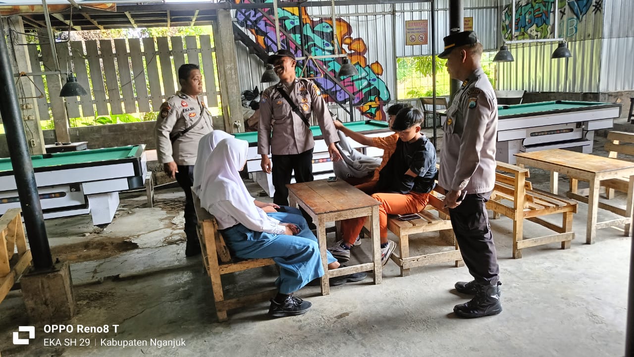 Patroli Polsek Warujayeng Himbau Pelajar Agar Tidak Bolos Sekolah