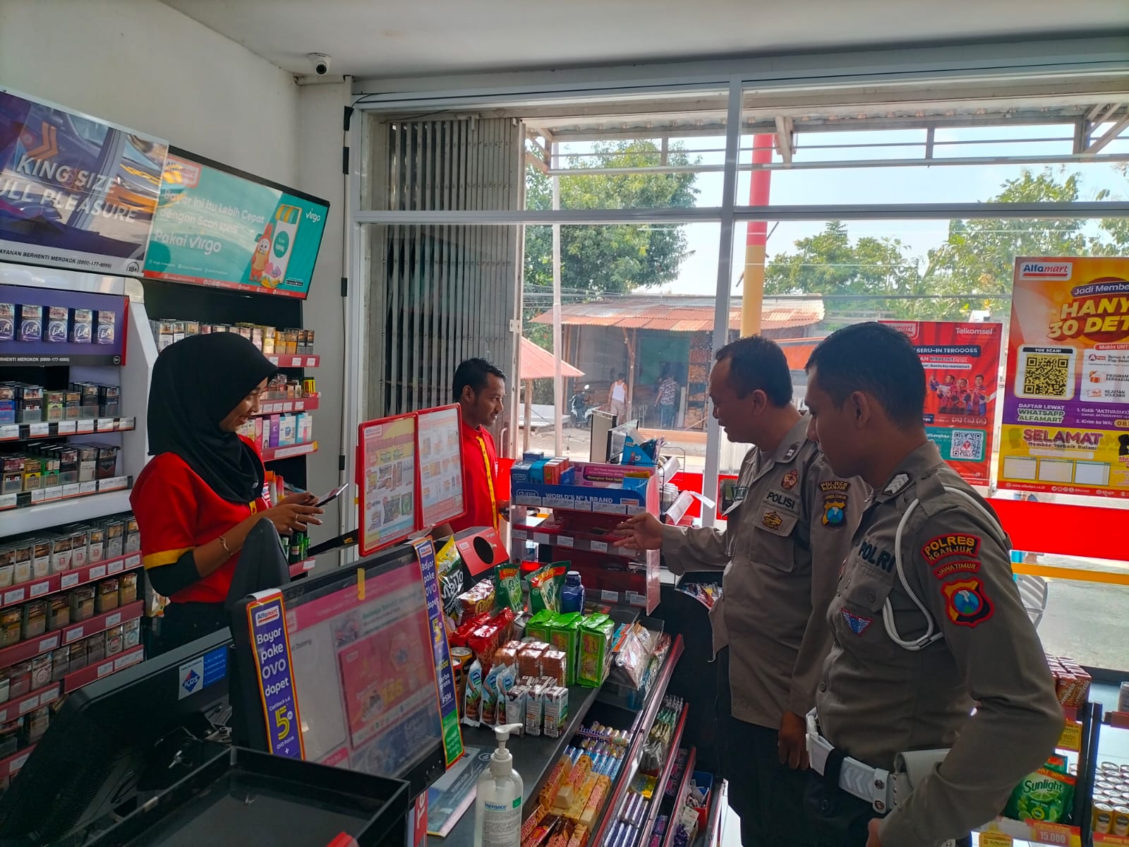 Antisipasi Curanmor anggota Polsek Kertosono Berikan Himbauan Kamtibmas saat Patroli Toko Swalayan