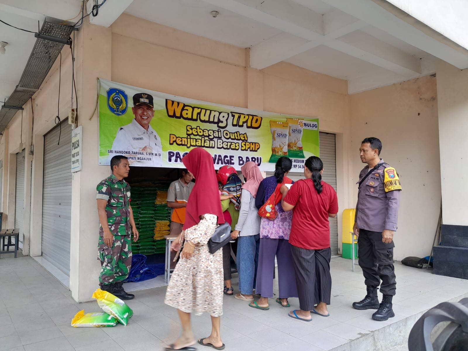 Bhabinkamtibmas dan Babinsa Kelurahan Kartoharjo Pantau Operasi Pasar Beras Murah