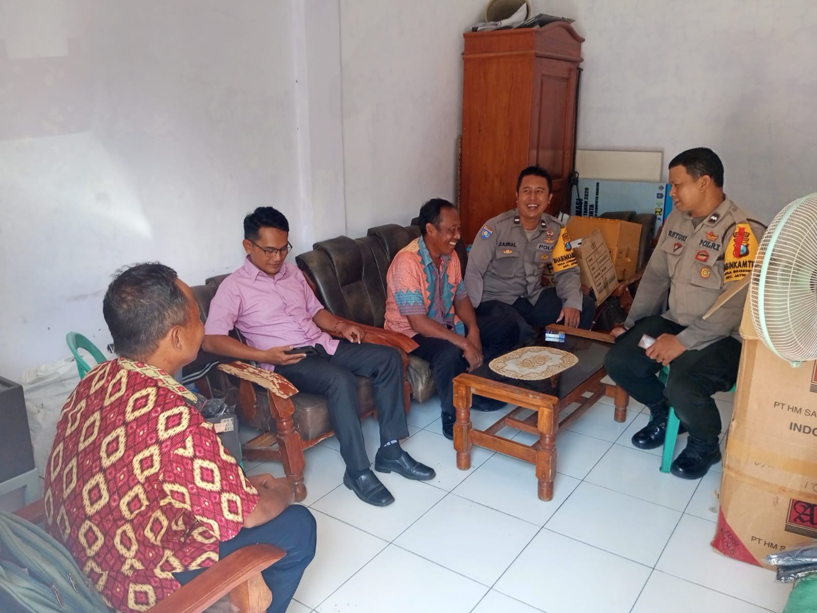 Ini Pesan Bhabinkamtibmas Saat Sambangi Kantor Desa Lumpang Kuwek