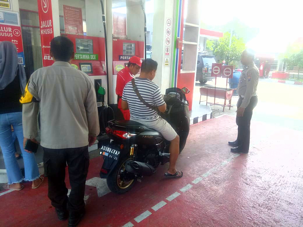Cek Stok BBM, Patroli Samapta Sampaikan Imbauan Kamtibmas
