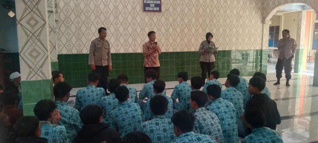 Kanit Binmas Polsek Kertosono Sosialisasikan Penerimaan Anggota Polri kepada Siswa SMK Muhammadiyah 2 Kertosono
