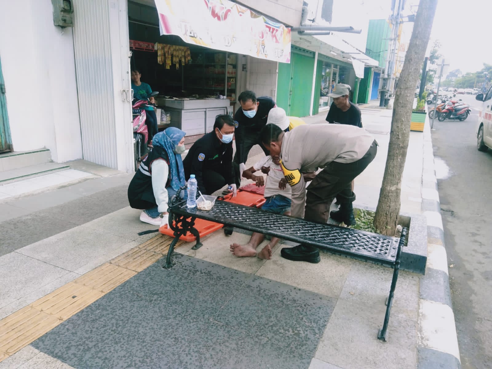 Bentuk Kepedulian Bhabinkamtibmas Polsek Nganjuk Kota Bantu Korban Yang Mengalami Sakit dan Terjatuh