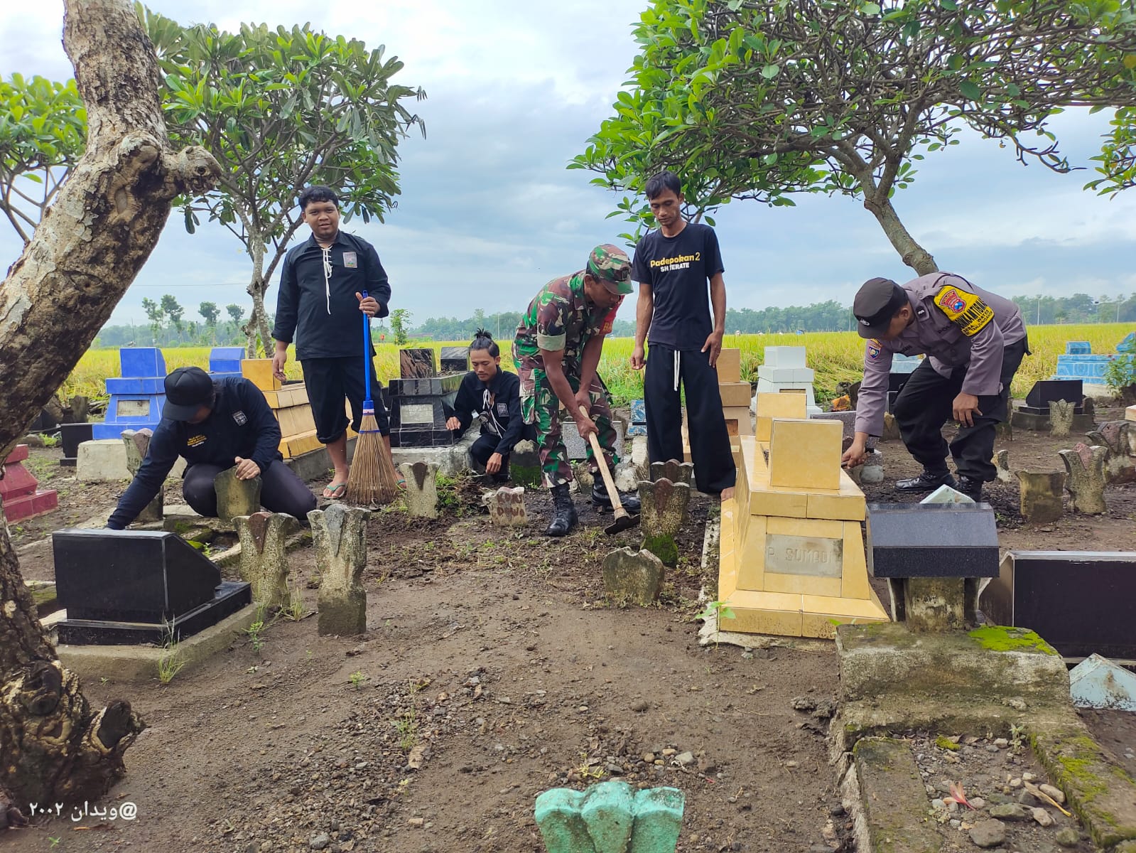 Sambut Bulan Suci Ramadhan, Bhabinkamtibmas Wates Bersama Warga Bersihkan Makam