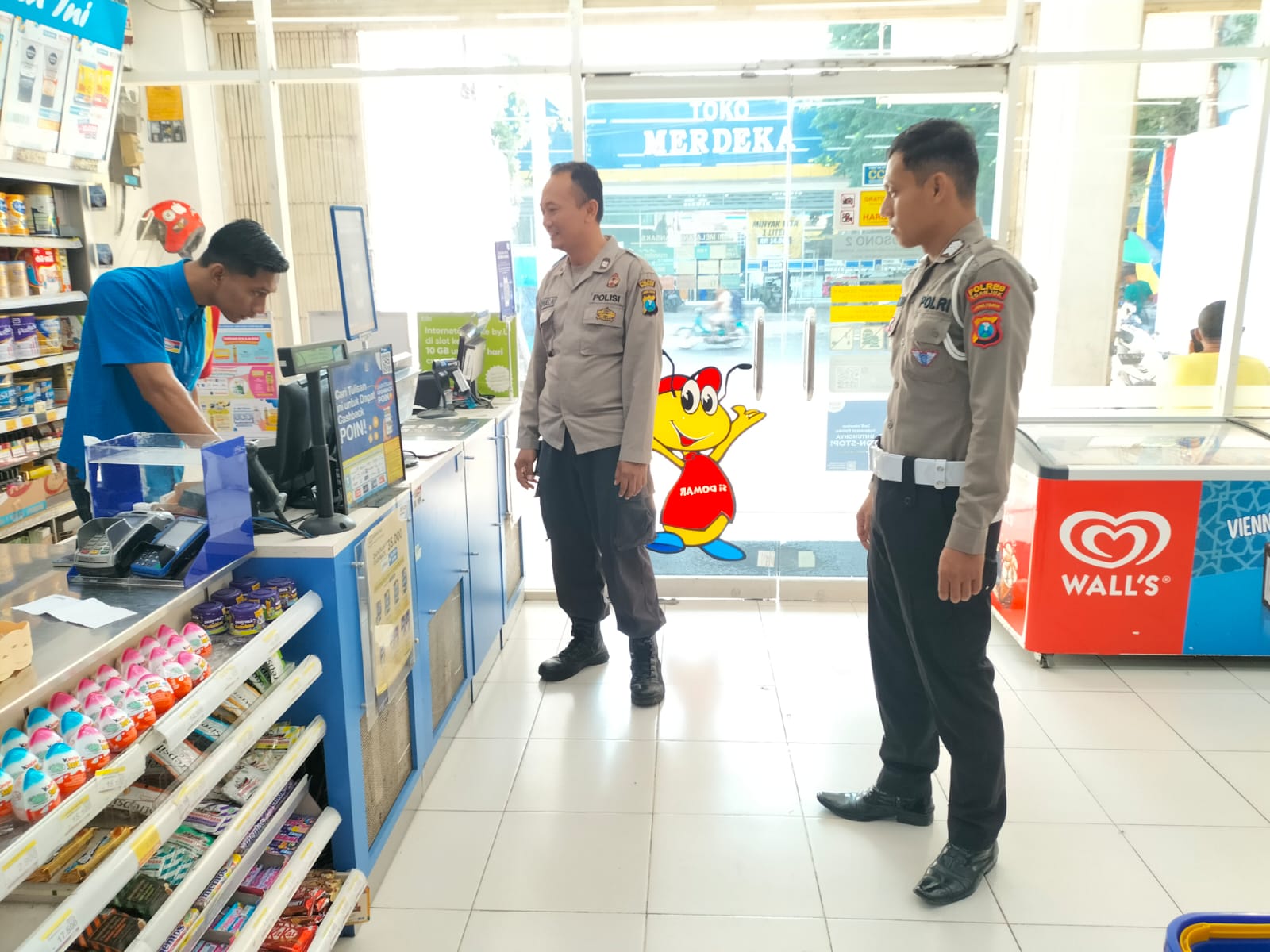 Antisipasi Curanmor Anggota Polsek Kertosono Berikan Imbauan Kamtibmas Saat Patroli Pertokoan