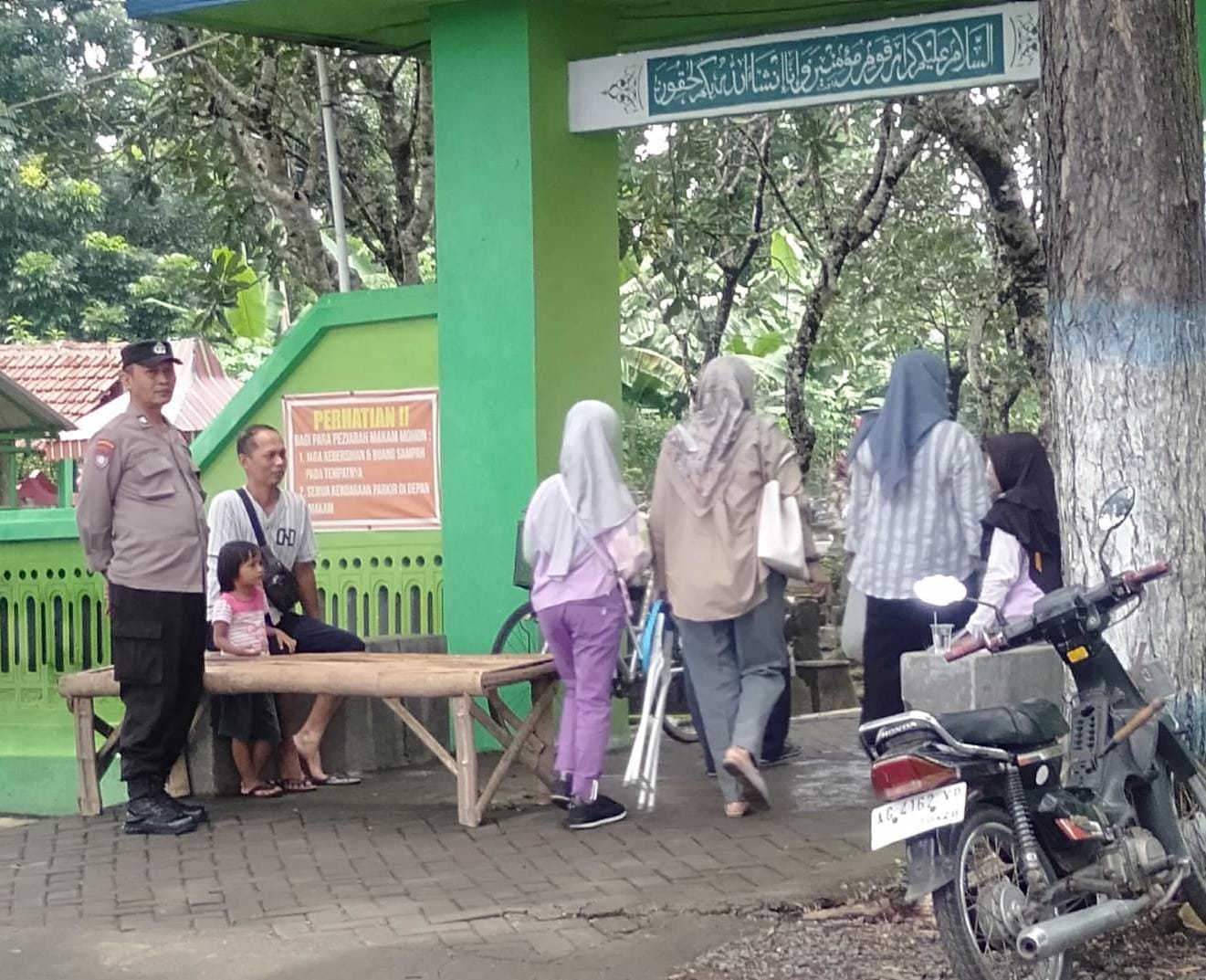Bhabinkamtibmas Polsek Nganjuk Kota Pantau Ziarah Kubur Warga Jelang Ramadhan, Ini Yang Disampaikan!!