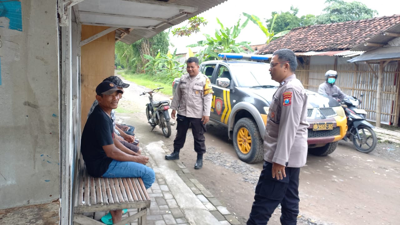 Patroli Siang Hari Anggota Polsek Jatikalen Dialogis Kamtibmas Dengan Warga Masyarakat Desa Perning