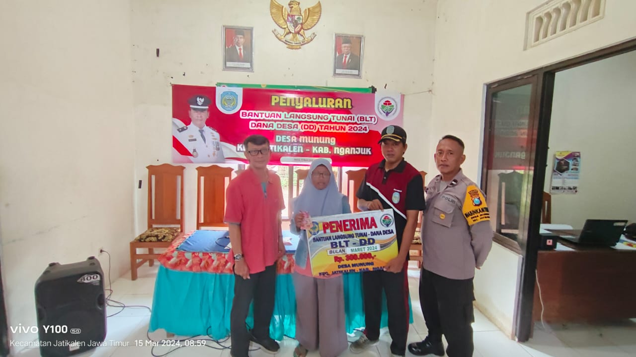 Hadiri Pembagian BLT DD, Bhabinkamtibmas Sampaikan Pesan-pesan Kamtibmas