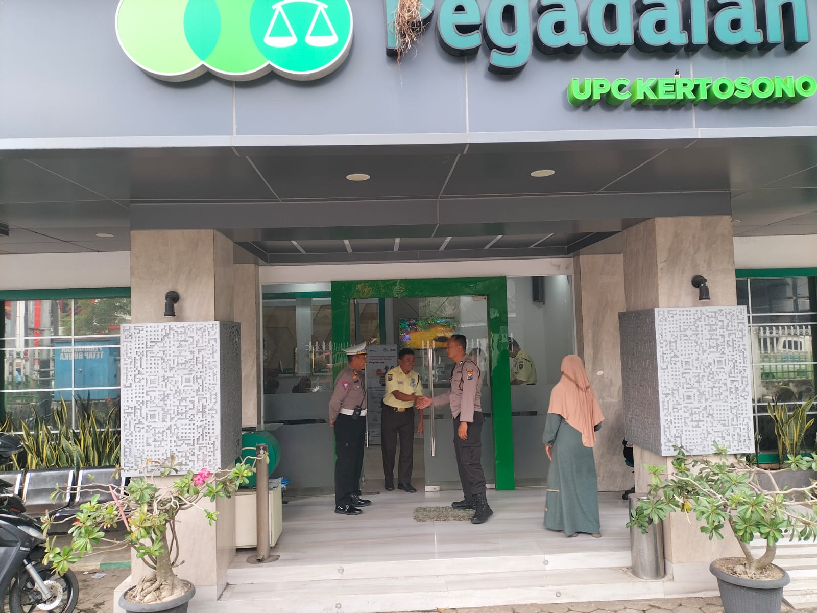 Polsek Kertosono Berikan Imbauan Kamtibmas saat Melaksanakan Patroli di Pegadaian