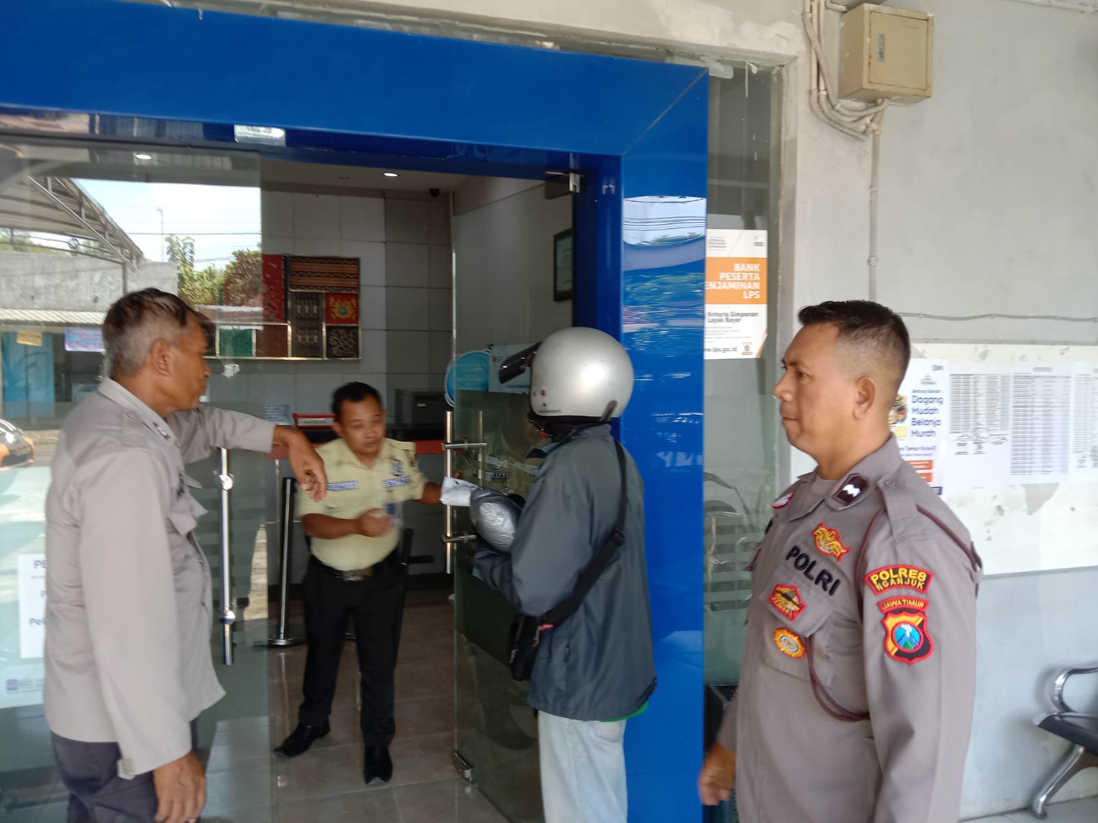 Patroli Polsek Jatikalen ke Bank BRI Unit Jatikalen Sampaikan Imbauan Kepada Satpam