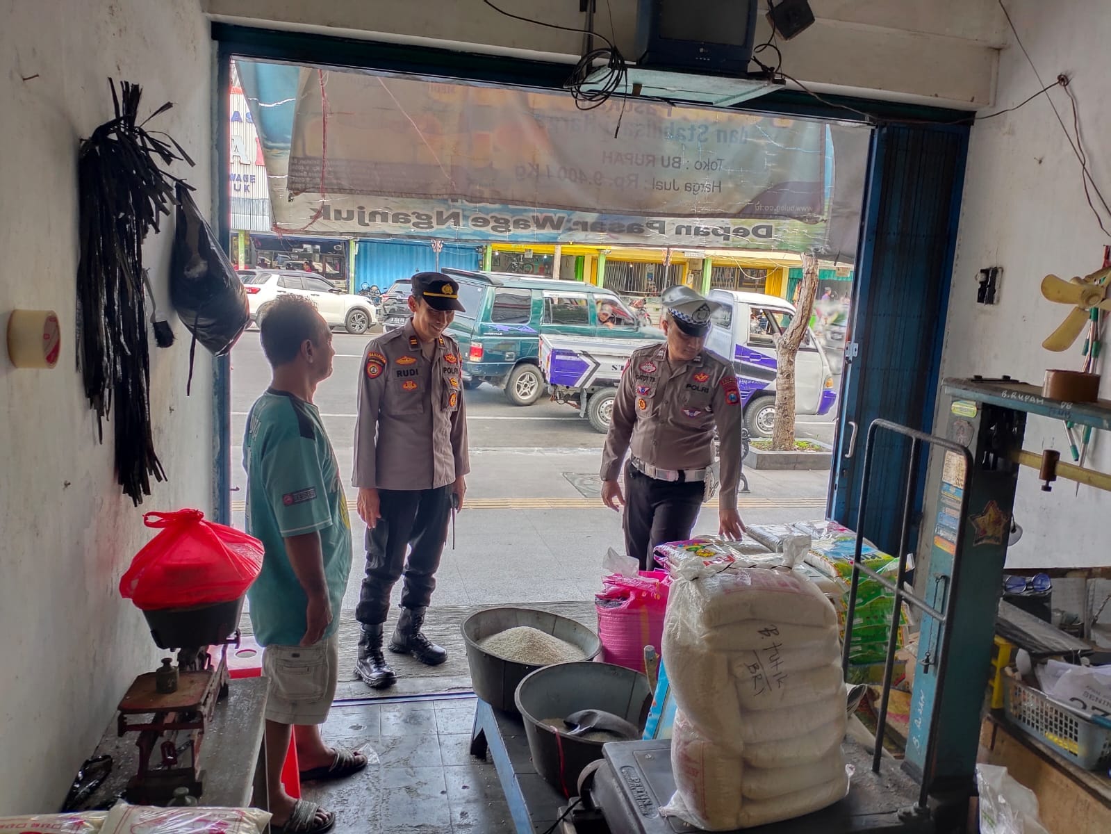 Patroli Polsek Nganjuk Kota Cek Harga Sembako Menjelang Hari Raya Idul Fitri
