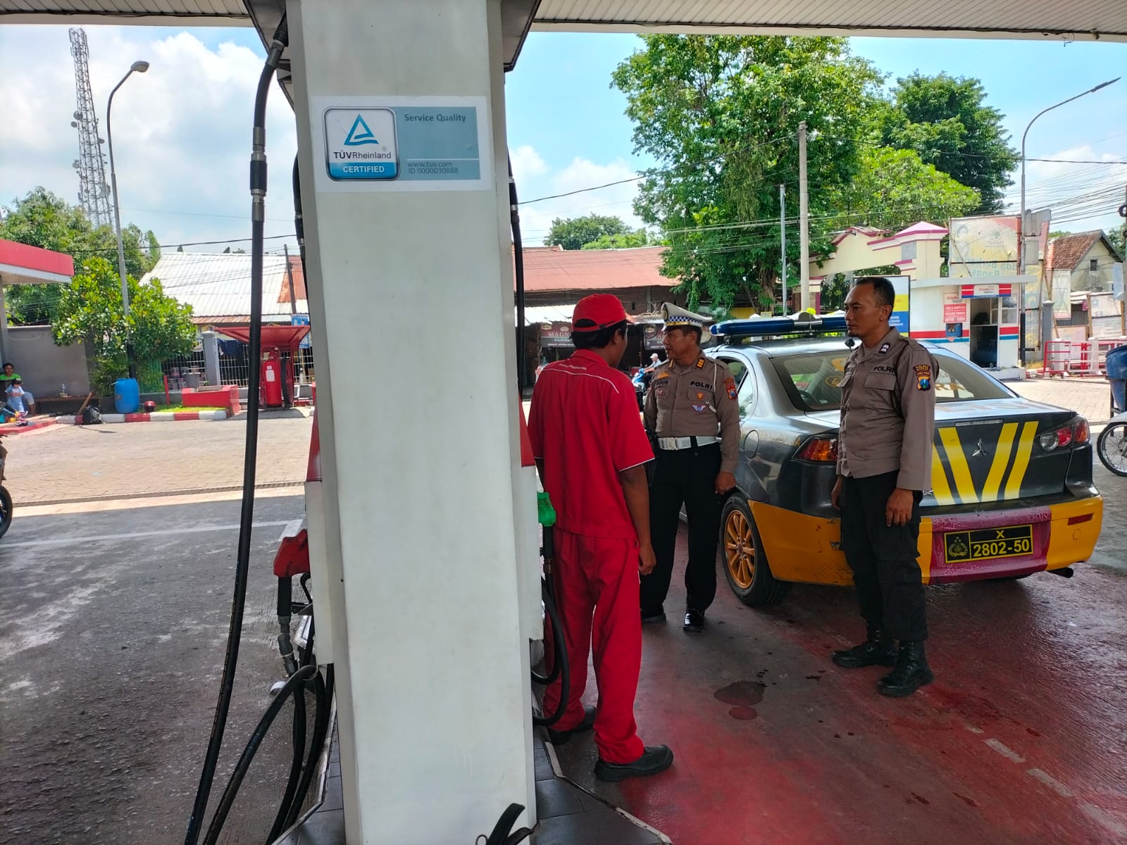 Cek Stok BBM, Patroli Samapta Sampaikan Imbauan Kamtibmas