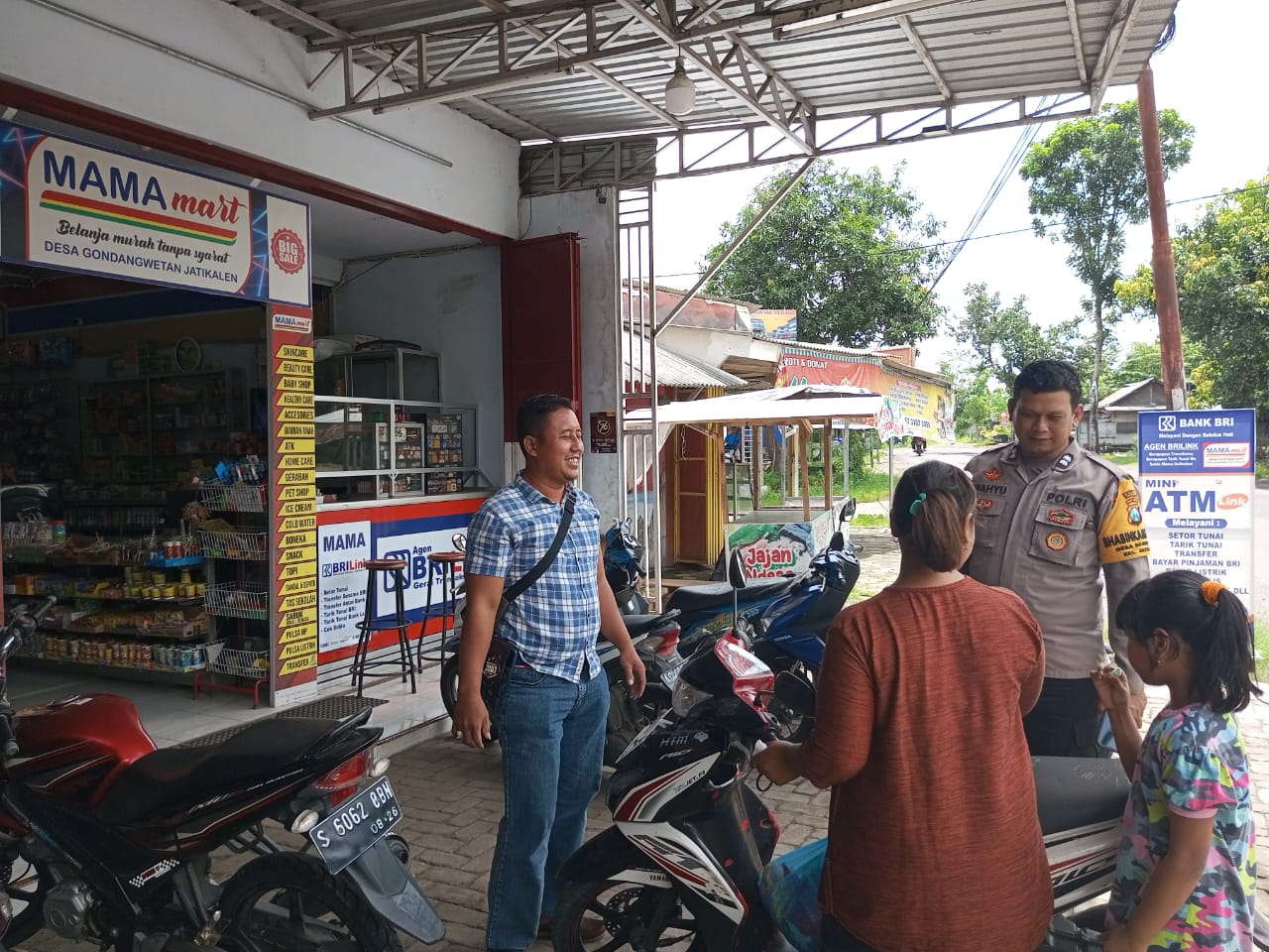 Patroli Dialogis Siang Hari Personel Polsek Jatikalen, Sampaikan Pesan Kamtibmas Kepada Warga