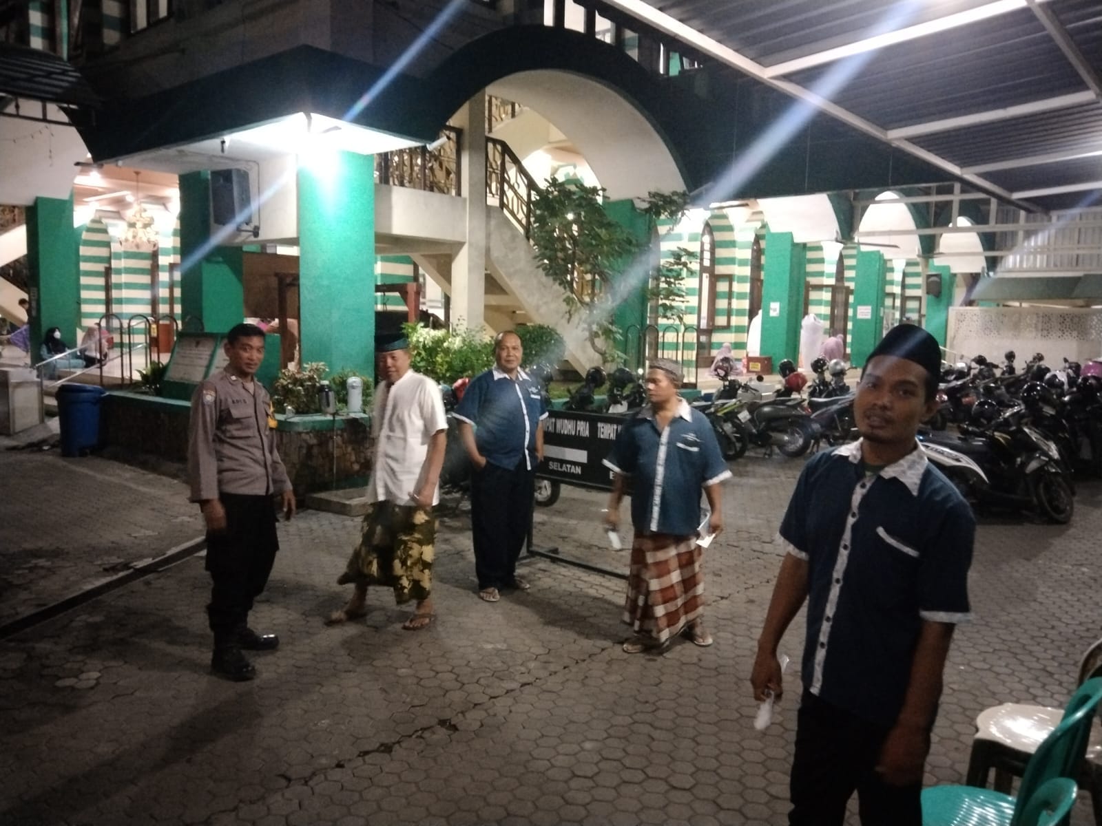 Bhabinkamtibmas Polsek Nganjuk Kota Pantau Giat Sholat Tarawih, Pastikan Keamanan dan Kenyamanan Umat Muslim