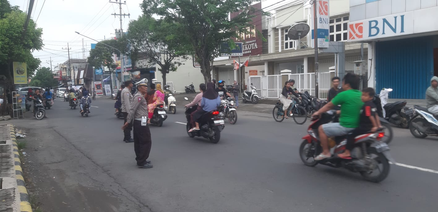 Jelang Berbuka, Polsek Warujayeng Gelar Patroli Ngabuburit