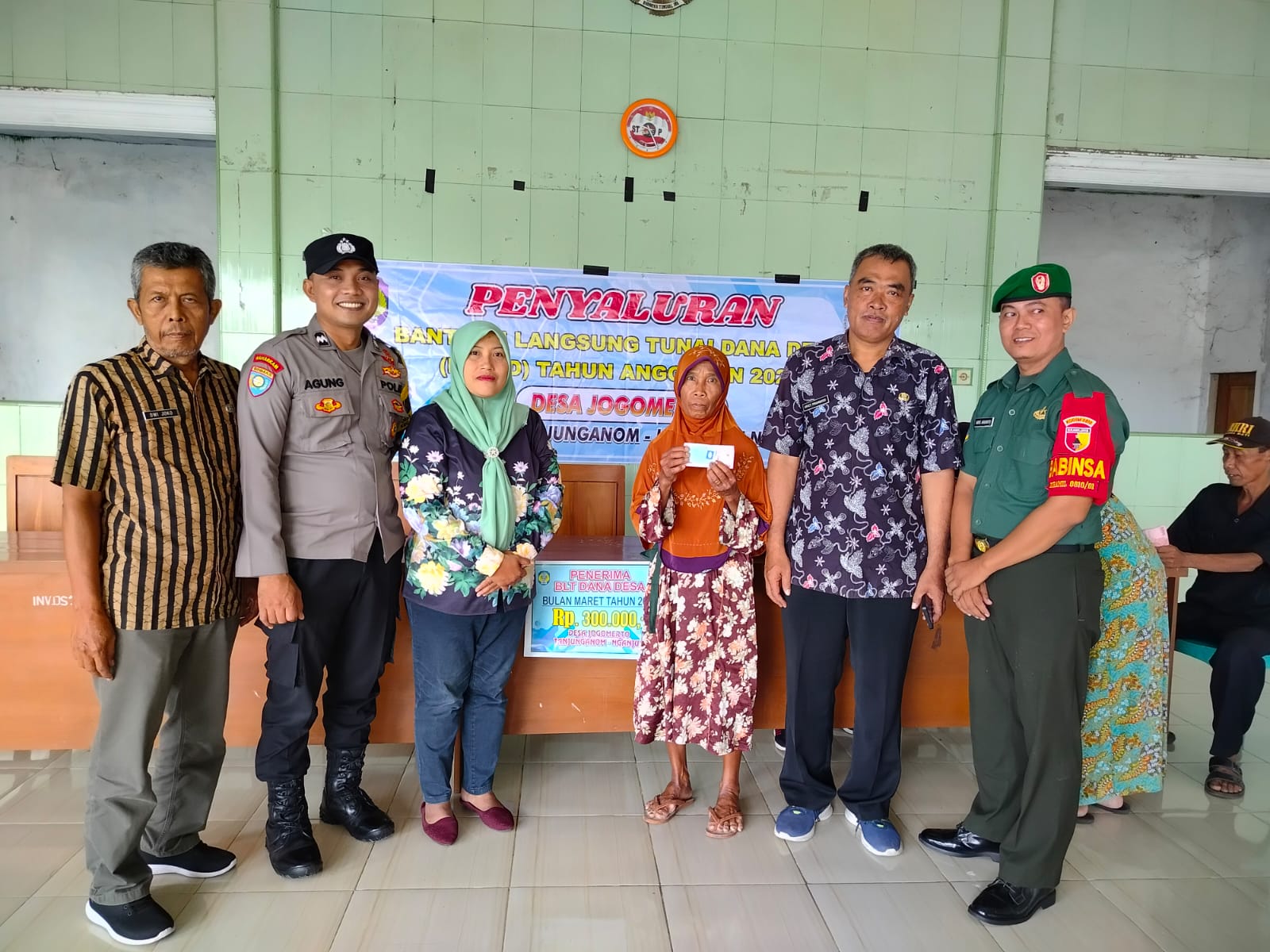 Bhabinkamtibmas Jogomerto Dampingi Penyaluran BLT-DD