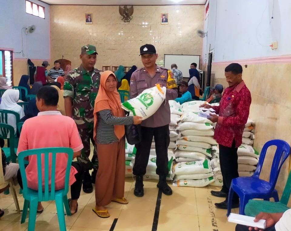 Bhabinkamtibmas Polsek Nganjuk Kota Monitoring Penyaluran Beras Cadangan Pemerintah