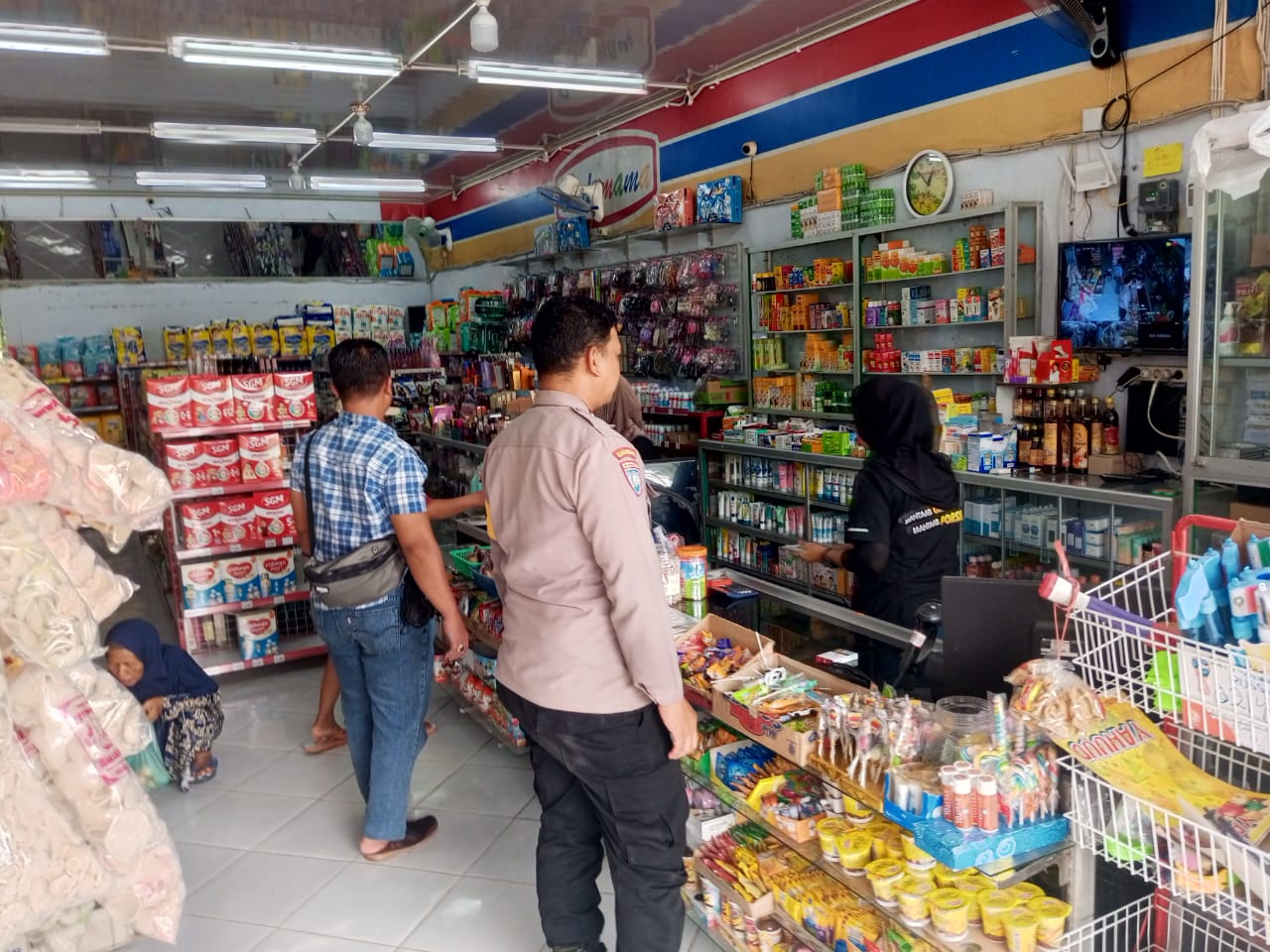 Polsek Jatikalen Patroli dialogis dengan karyawan minimarket dan warga