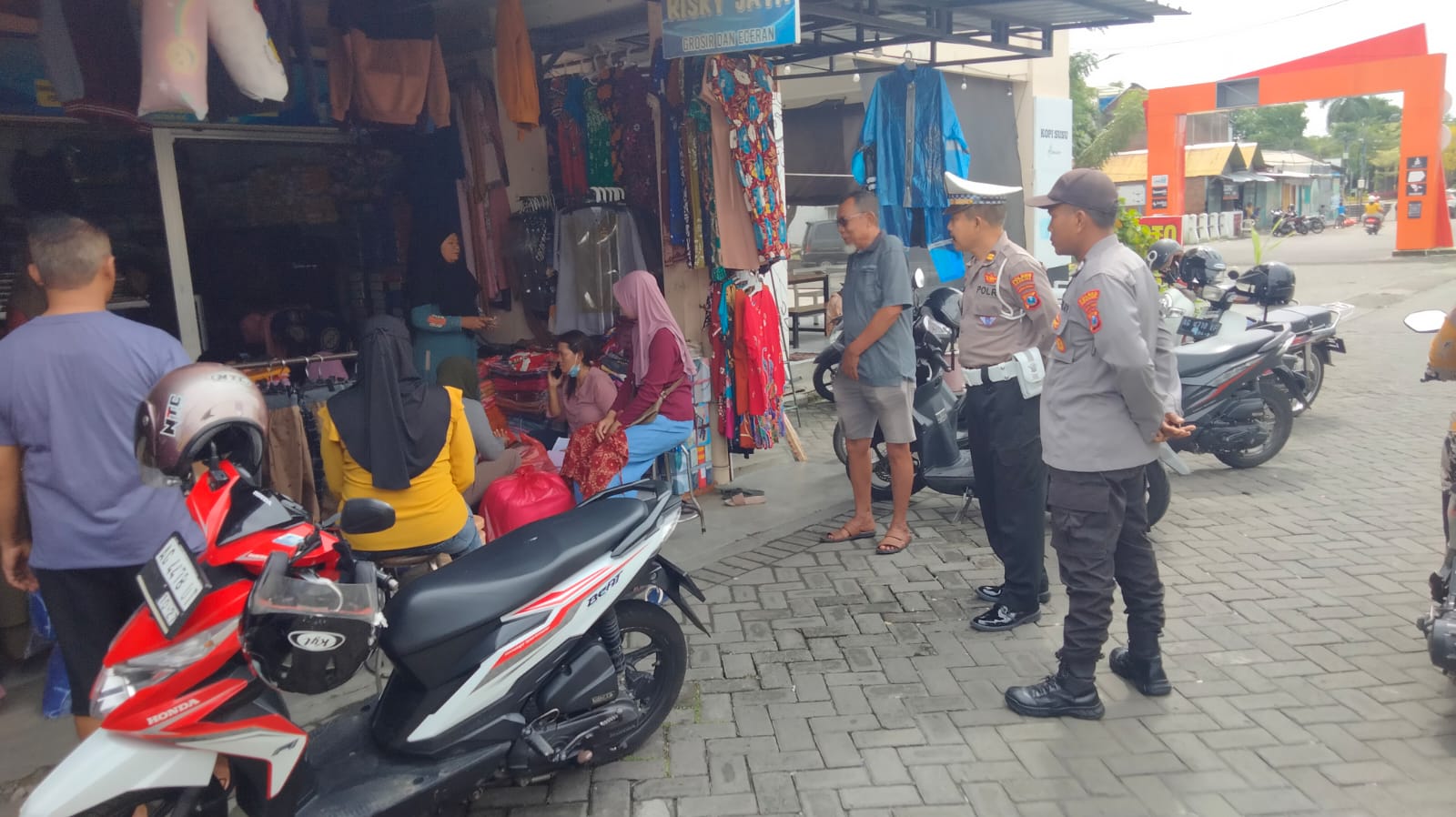Patroli Polsek Nganjuk Kota Imbau Pengunjung Pasar Waspada Curanmor