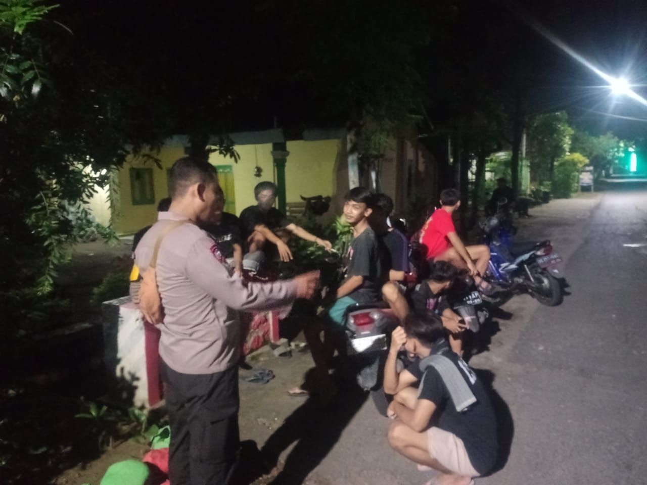 Bhabinkamtibmas Polsek Nganjuk Kota Berikan Imbauan Hindari Gesekan Antar Pemuda di Bulan Ramadhan