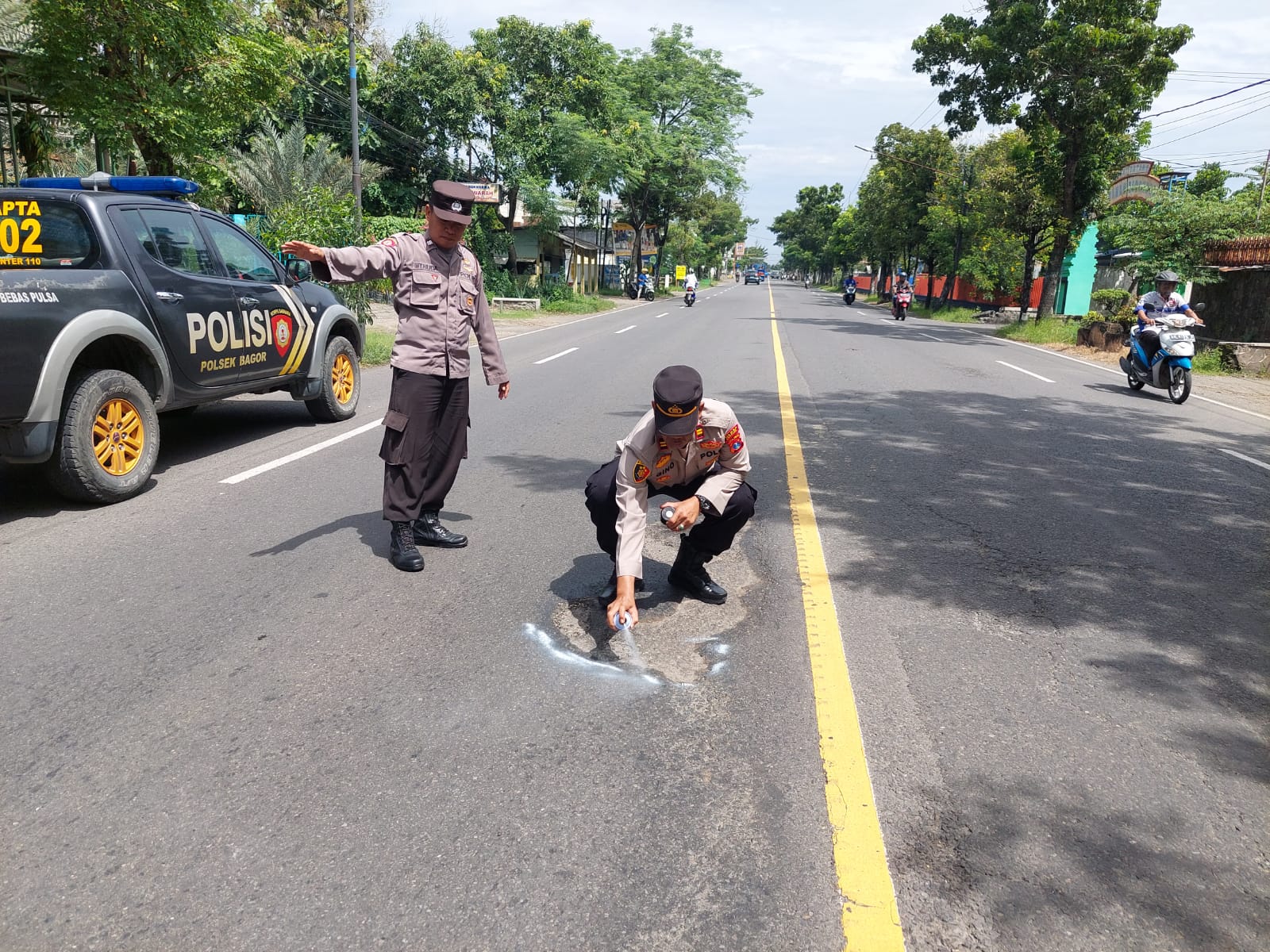Cegah Laka Lantas, Polres Nganjuk Tandai Jalan Berlubang di Wilayahnya dengan Cat Putih
