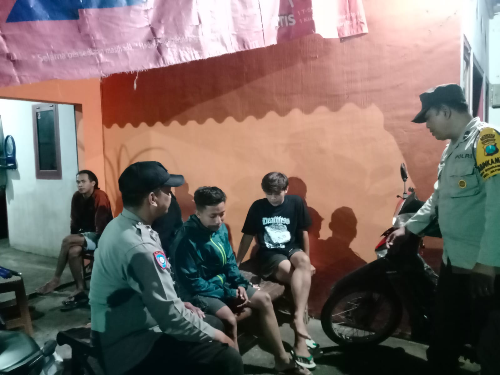 Patroli Dialogis Ka Jaga Polsek Jatikalen, Ajak Peran Pemuda Dalam Menjaga Kondusifitas Kamtibmas