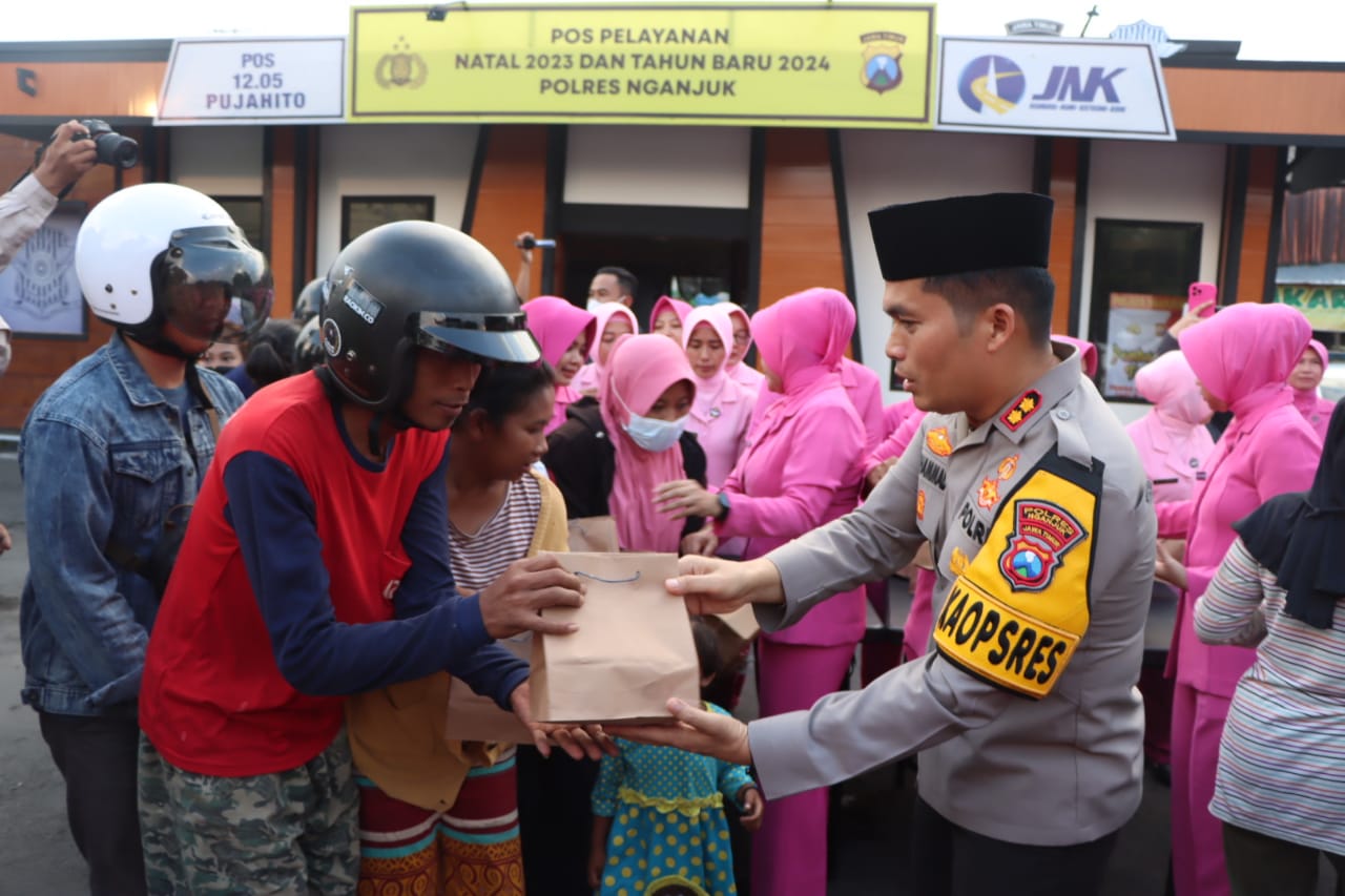 Polres Nganjuk Bersama Pengurus Bhayangkari Cabang Nganjuk Bagikan Takjil untuk Pengguna Jalan