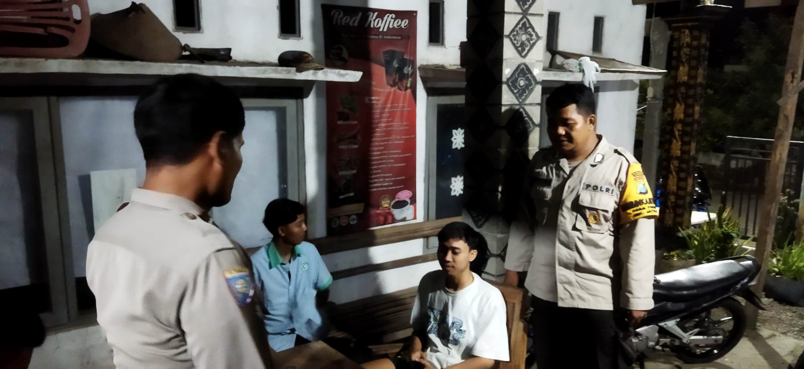 Patroli Dialogis Bhabinkamtibmas Desa Perning Polsek Jatikalen Polres Nganjuk Ajak kerukunan