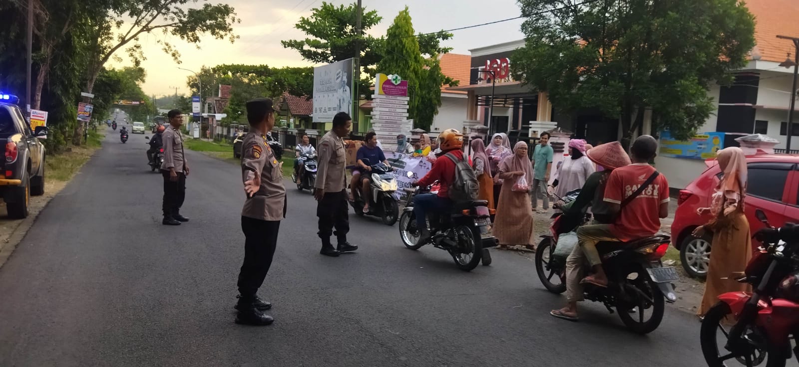 Polsek Jatikalen Amankan Pembagian Takjil Pada Bulan Ramadhan Agar Kegiatan Berjalan Lancar Dan Kondusif