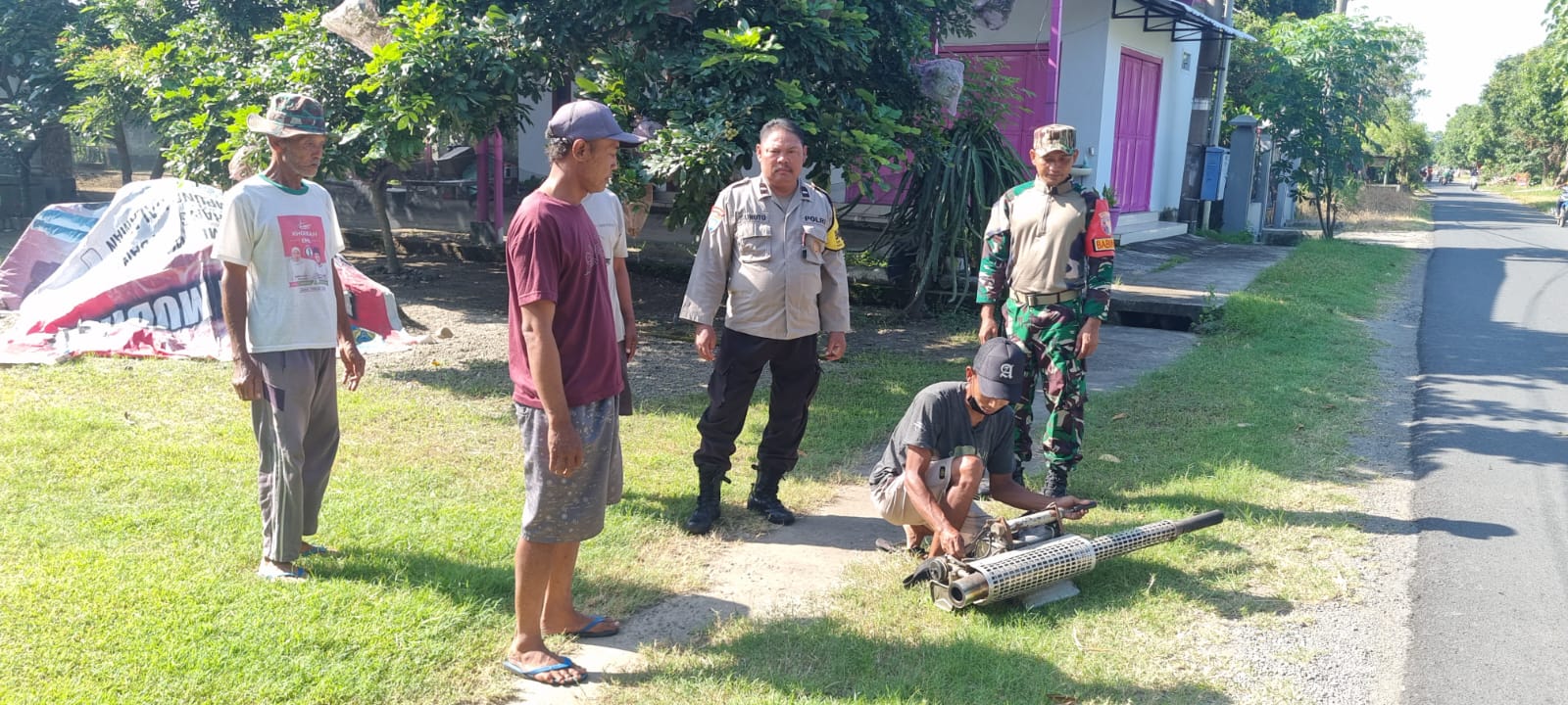 Cegah DBD, Bhabinkamtibmas Polsek Warujayeng Lakukan Fogging Bersama Warga