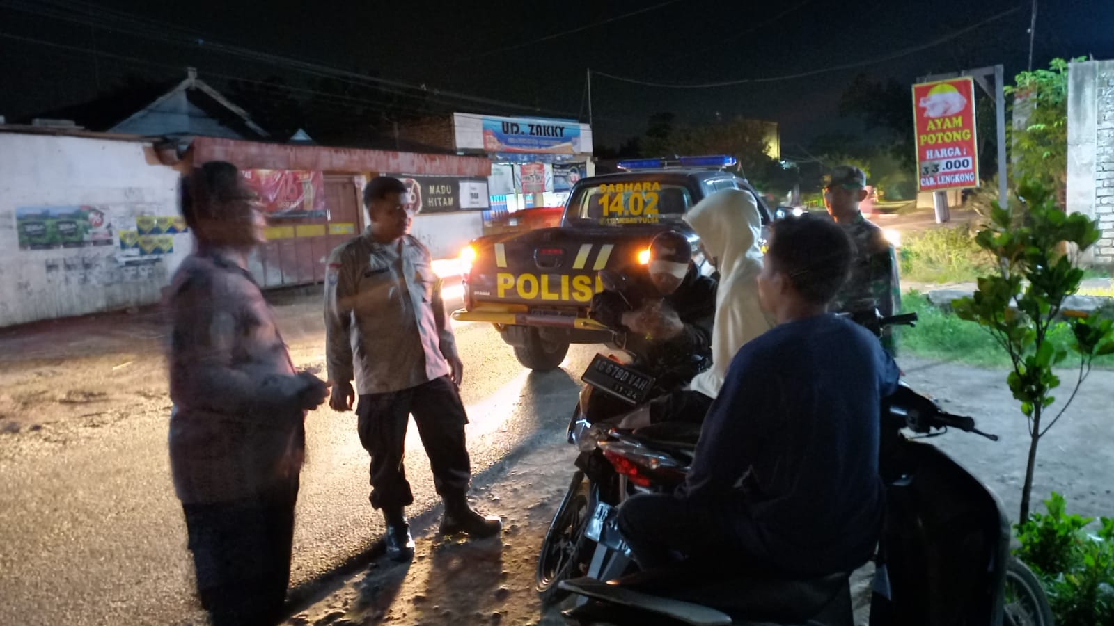 Patroli Polsek Jatikalen Malam Hari, Polisi Berikan Imbauan Kepada Pemuda