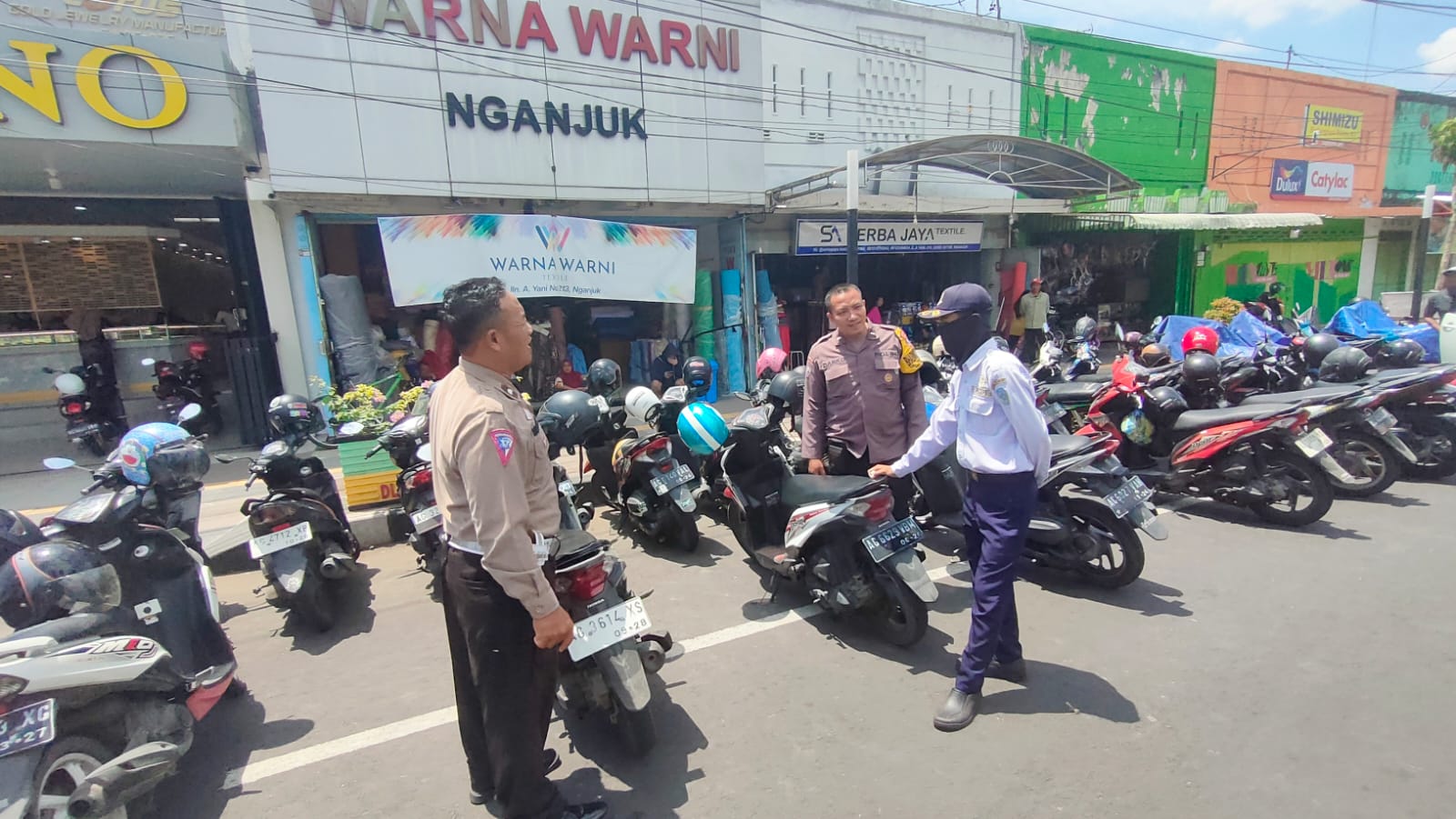 Patroli Harkamtibmas Polsek Nganjuk Kota, Berikan Imbauan Kepada Juru Parkir