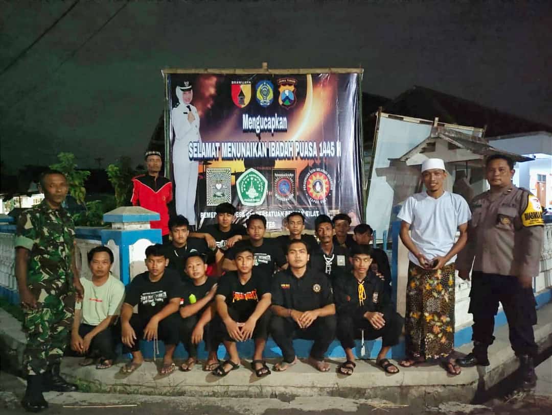 Jaga Kerukunan, Polsek Warujayeng Bersama Perguruan Silat Pasang Banner Ramadhan
