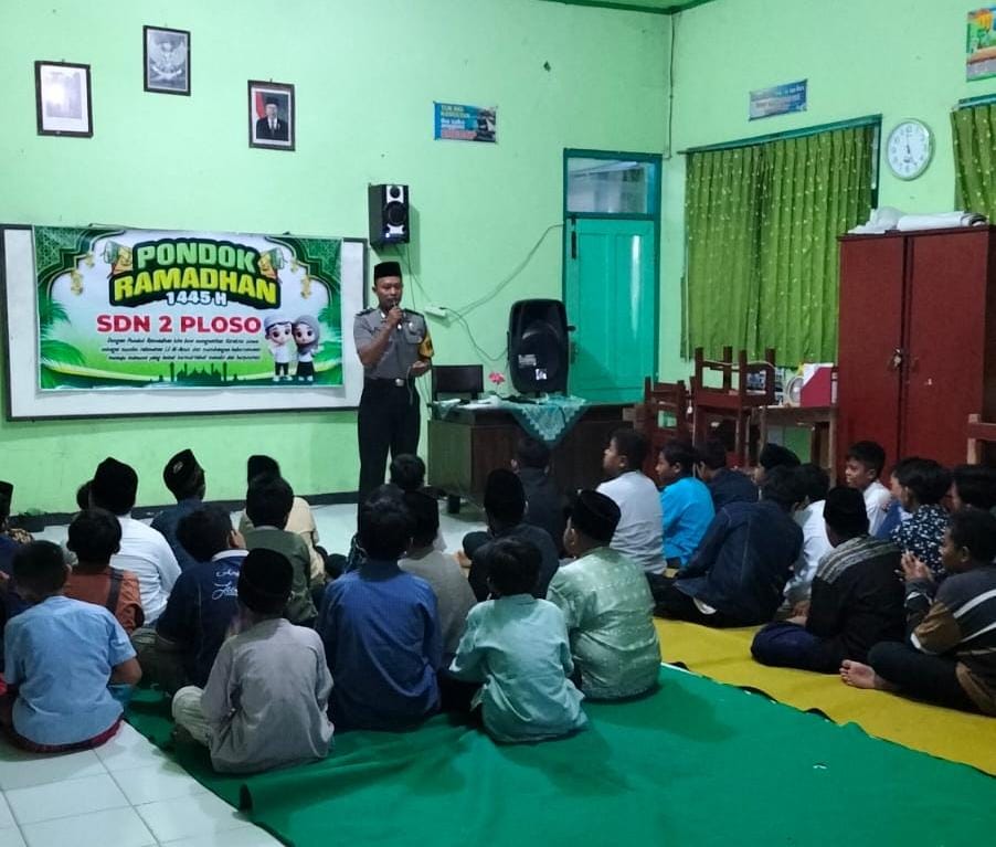 Bhabinkamtibmas Polsek Nganjuk Kota Berikan Pembekalan Kepada Siswa SD Saat Pondok Ramadhan