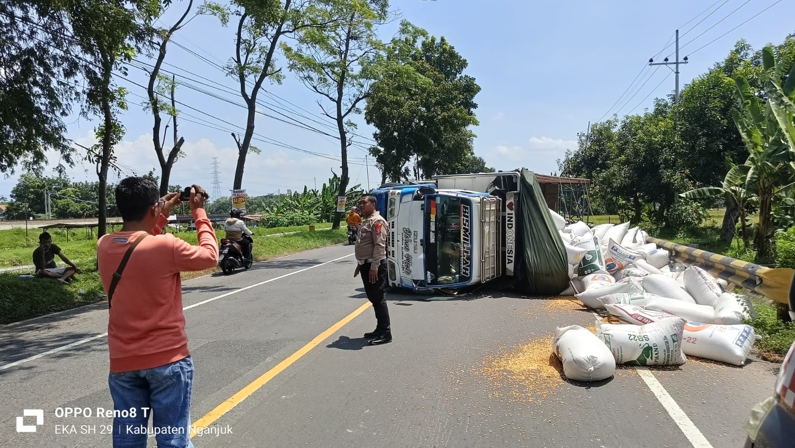 Polisi Warujayeng Bergerak Cepat Amankan Proses Evakuasi Truk Terguling di Jalan Raya